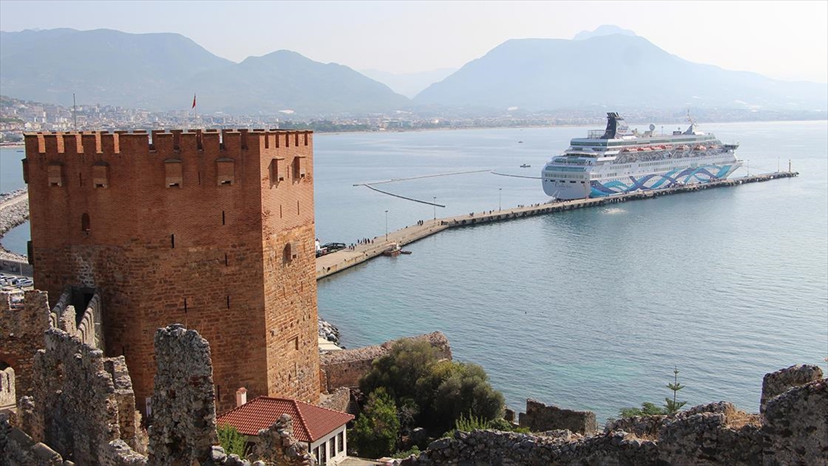 "crown Iris" İsimli Kruvaziyer 1671 Yolcusuyla Alanya'ya Geldi