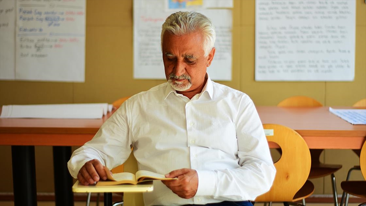 Eskişehir'de 66 Yaşında Üniversiteli Olan İşitme Engelli Öğrenci Seramik Eğitimi Alıyor