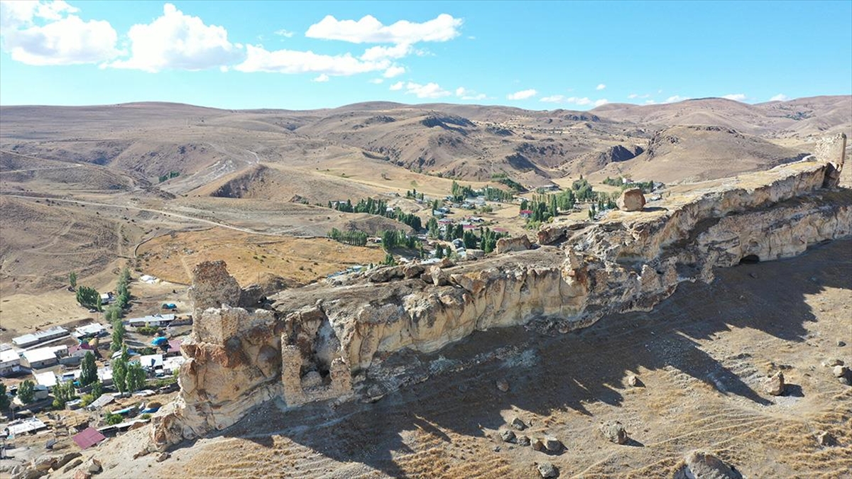 Sarp Kayalık Üzerindeki Micingirt Kalesi Turizme Kazandırılmayı Bekliyor