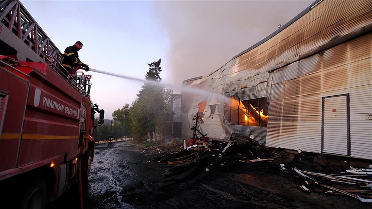 Kırklareli'nde Ağaç İşleme Fabrikasında Çıkan Yangın Kontrol Altına Alındı