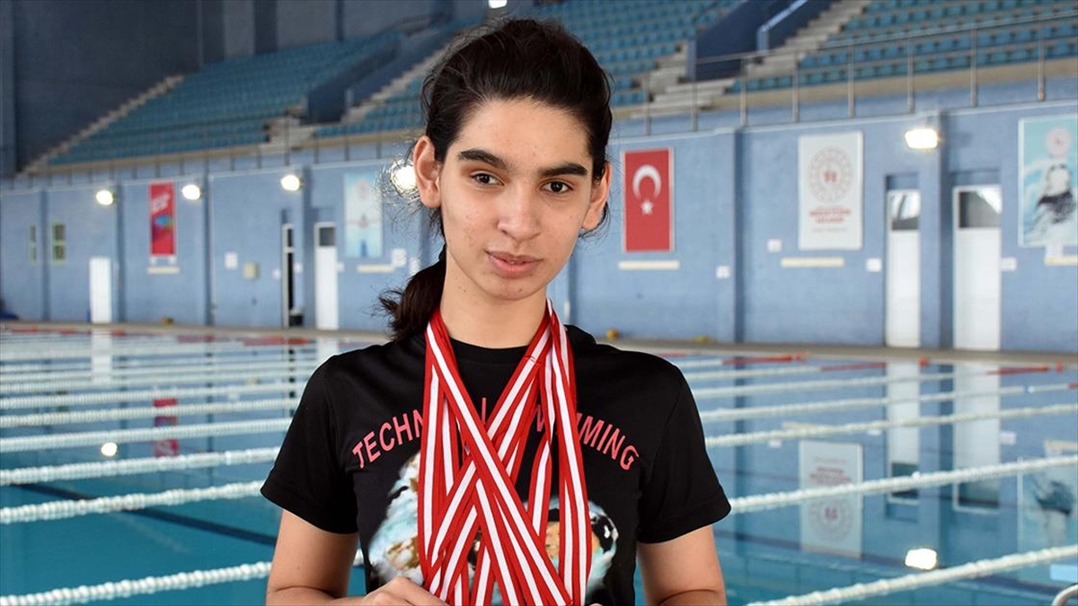 Türkiye Şampiyonu Görme Engelli Yüzücü Cemre'nin Hedefi Uluslararası Başarılar
