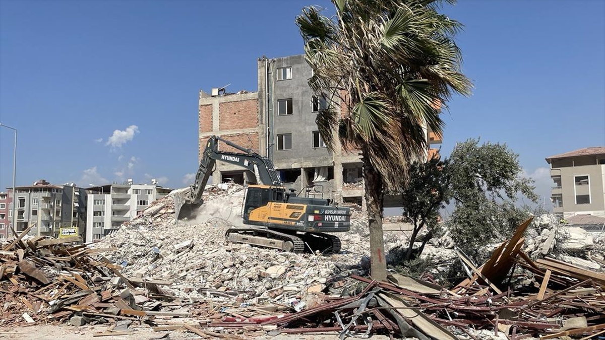 Hatay'da Ağır Hasarlı Binaların Kontrollü Yıkımı Devam Ediyor