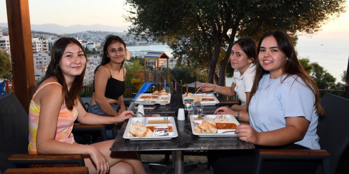 KUŞADASI BELEDİYESİ SOFRASINI BU YIL DA ÜNİVERSİTE ÖĞRENCİLERİNE AÇTI