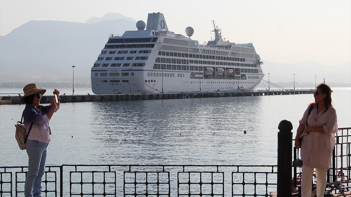 Kruvaziyer "sirena" Alanya Limanı'na Demirledi
