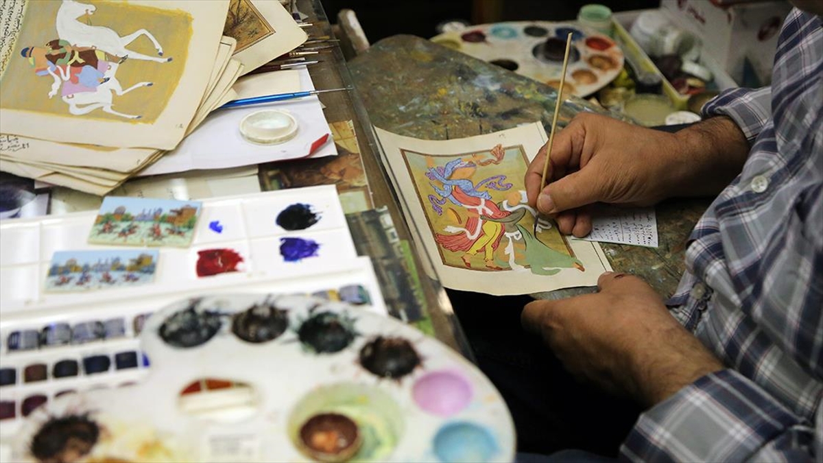İran'ın Tarihi İsfahan Şehrinde Minyatür Ve Minekari Sanatları Nesilden Nesile Aktarılıyor