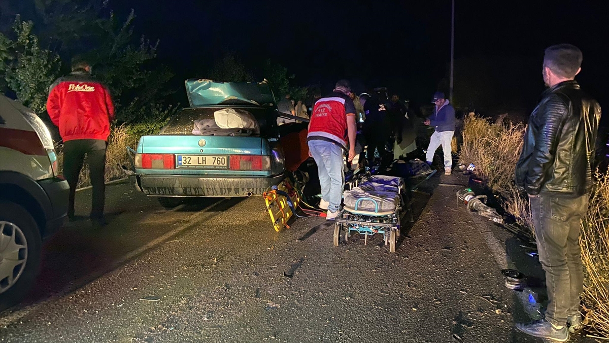 Isparta'da Otomobille Kamyonetin Çarpıştığı Kazada 4 Kişi Öldü