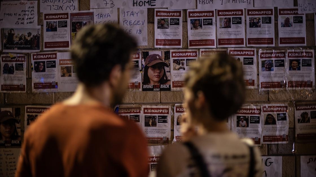 Gazze'deki "israilli Esirlerin" Aileleri, Tel Aviv'de Netanyahu'yu İstifaya Çağırdı