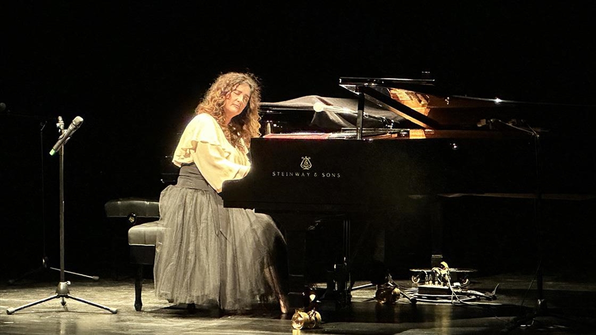 Anjelika Akbar, Yeni Albümünün Gala Konserinde Müzikseverlerle Buluştu