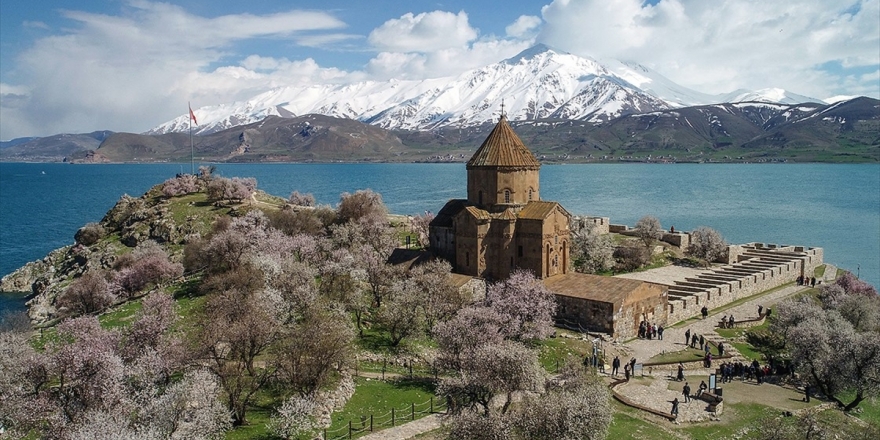 Hoşgörü Adası Akdamar'da Ayin Hazırlığı