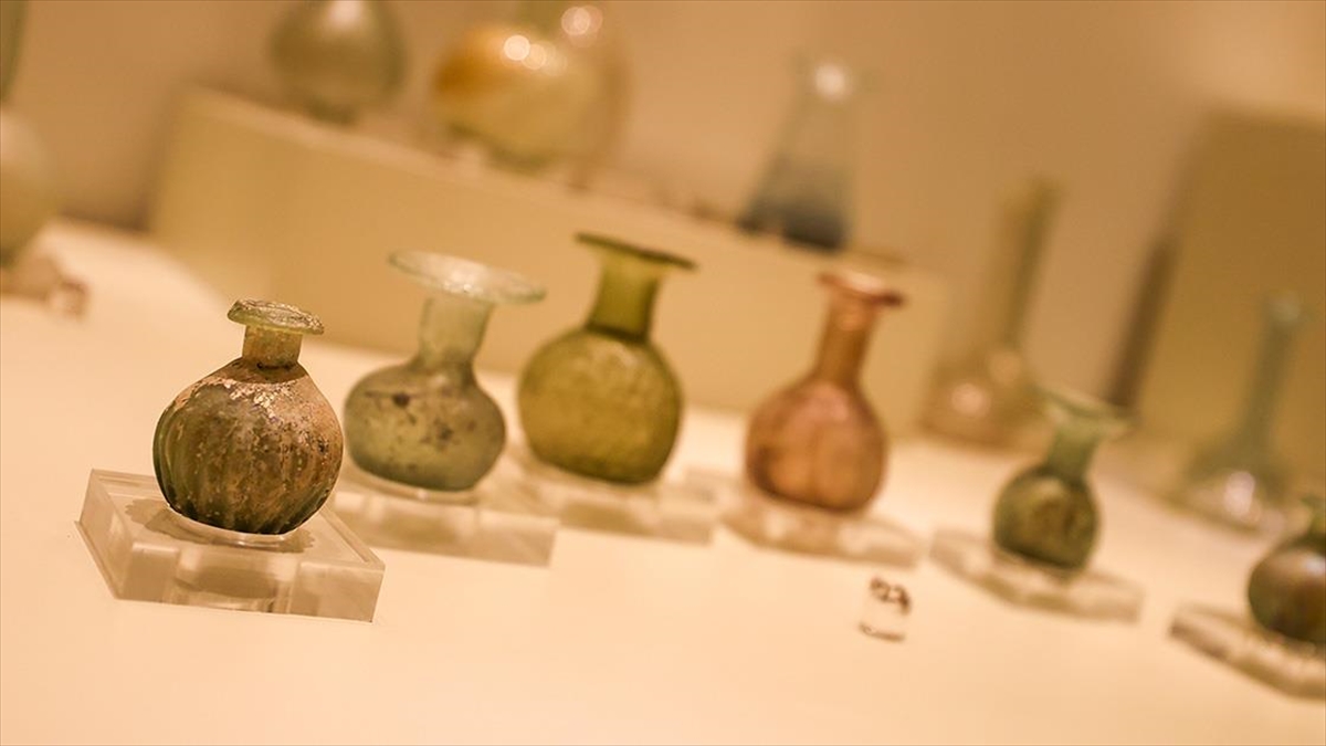 Gaziantep Arkeoloji Müzesi'ndeki Cam Eserler Deprem Riskine Karşı Özel Jelle Sabitleniyor