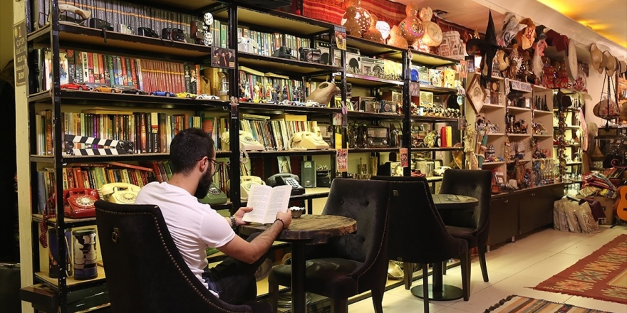 Bu Kafe Çok 'Antika'