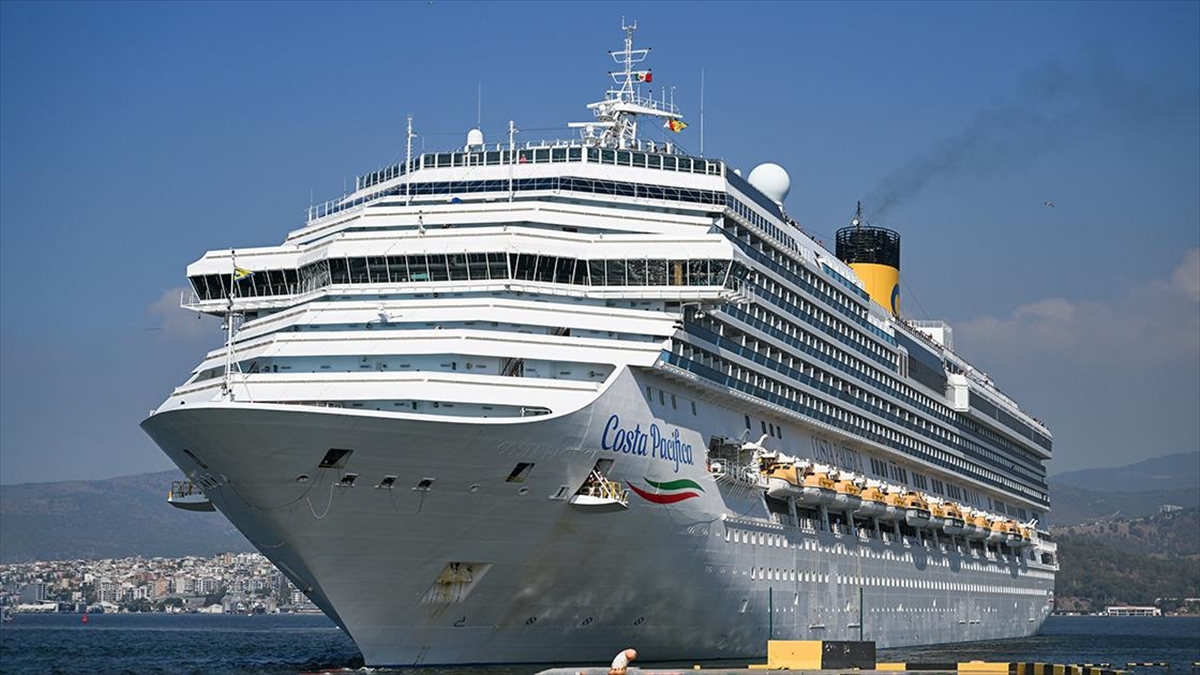 Rotasını İsrail'den İzmir'e Çeviren Yolcu Gemisi "costa Pacifica" Limana Yanaştı