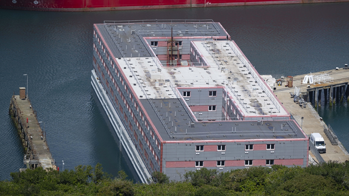 İngiltere'de Bakteri Nedeniyle Boşaltılan "Göçmen Gemisi"ne Dönüşler Başladı