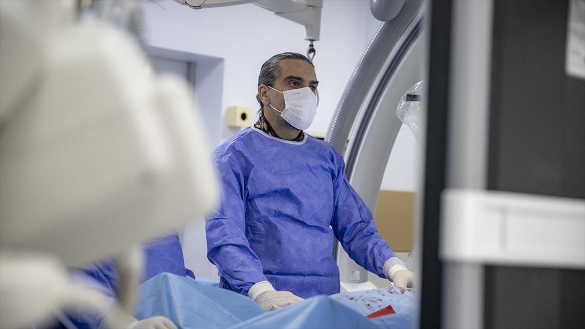 Felç Geçiren Hastaları Zamanla Yarışarak Hayata Bağlıyorlar