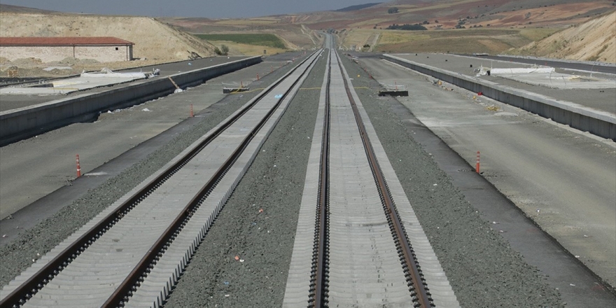 Ankara-sivas Yht Projesi'nde Ray Serimi Sürüyor