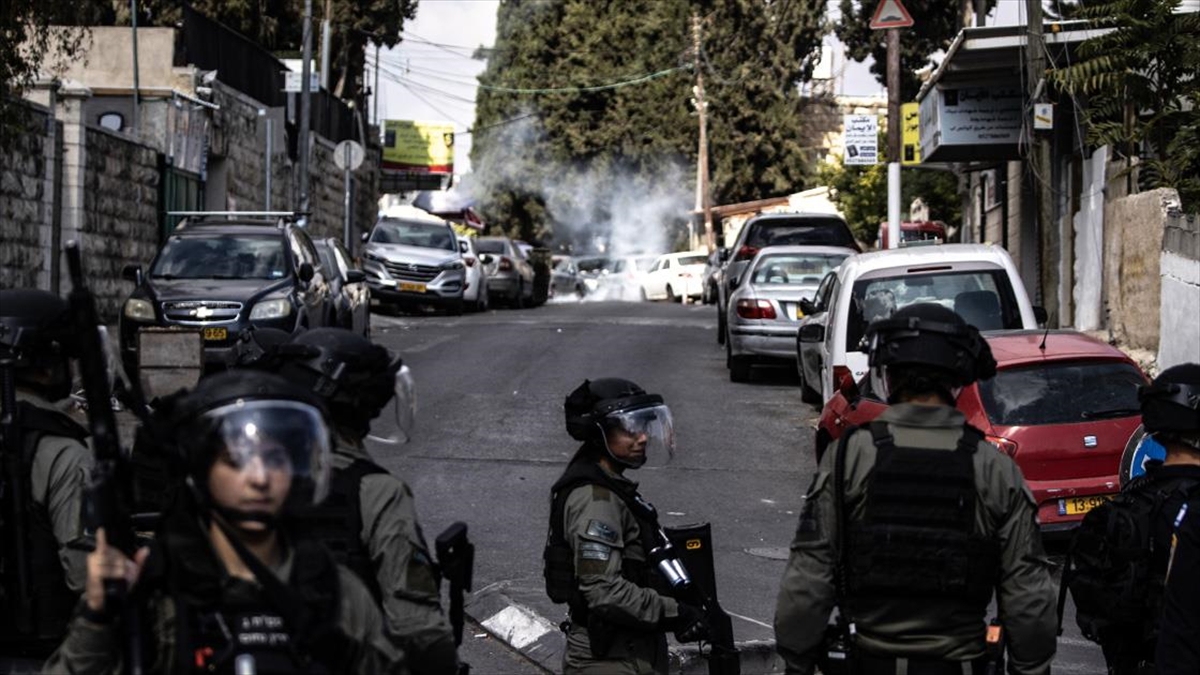 İsrail, Cuma Namazını Mescid-i Aksa'da Kılmak İsteyen Filistinlilere Yine Yaş Kısıtlaması Getirdi