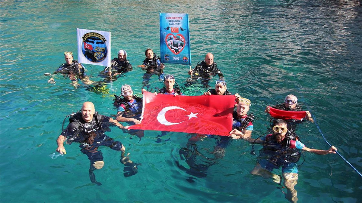Alanya'da Gaziler Cumhuriyet'in 100. Yılı İçin Dalış Yaptı