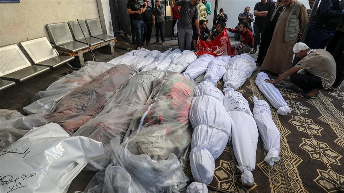 Gazze'de Kimliği Tespit Edilemeyen Parçalanmış Cenazeler Toplu Mezarlara Defnediliyor