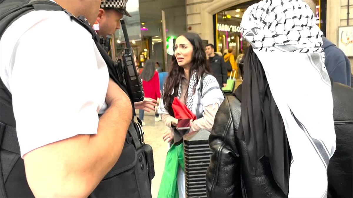 Londra'da Filistin Bayrağı Taşıyan Kadın Sözlü Ve Fiziksel Saldırıya Uğradı