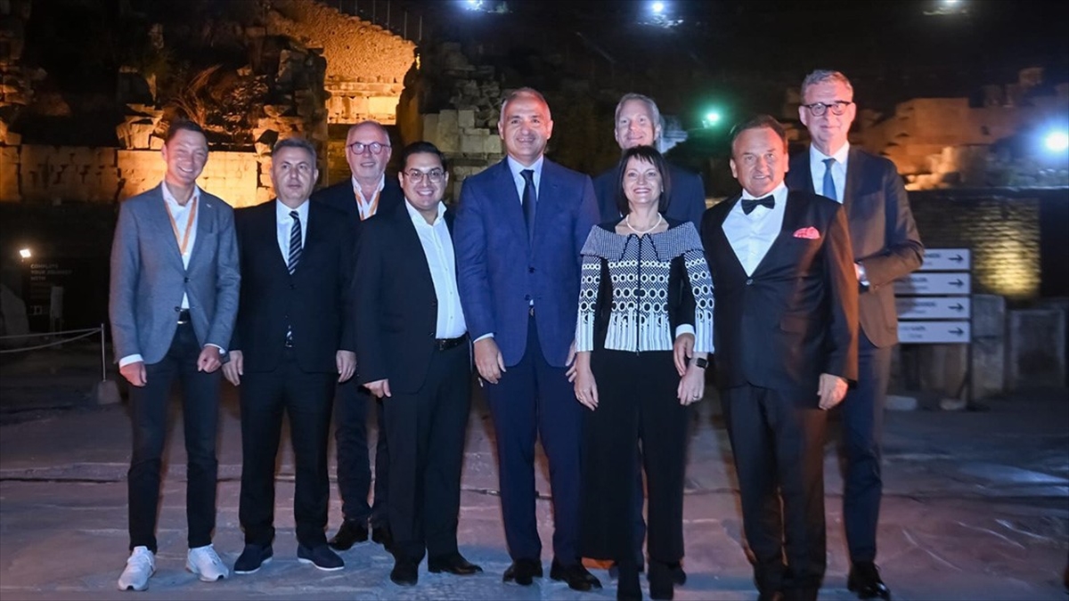 Bakan Ersoy, Efes Antik Kenti'nde Alman Turizmcilerle Bir Araya Geldi