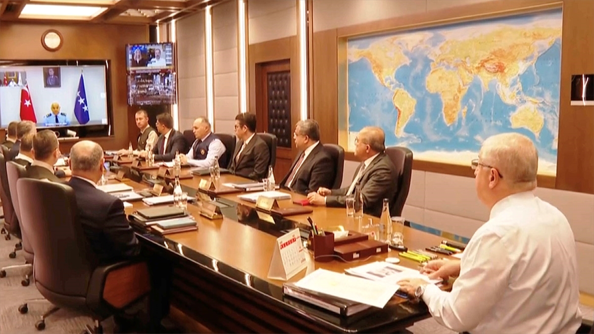 Bakan Güler, Sınır Birliklerinin Komutanlarıyla Video Konferans Aracılığıyla Görüştü