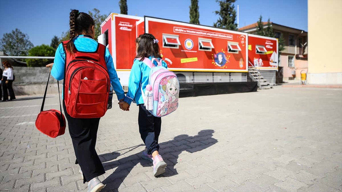 Mediamarkt'in Gezici Eğitim Tırları Depremzede Öğrencileri Teknoloji, Bilim Ve Sanatla Buluşturuyor