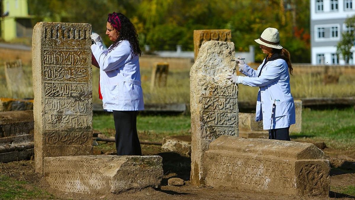 Van'daki Selçuklu Mezarlığı'nda 8 Sandukalı Mezar Gün Yüzüne Çıkarıldı