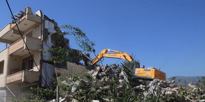 Hatay'da Depremlerde Ağır Hasar Alan 4 Bina Kontrollü Yıkıldı
