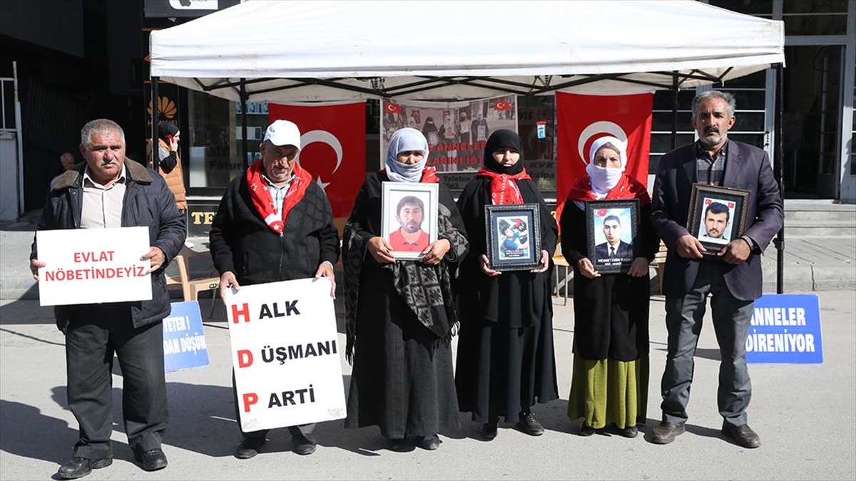 Muşlu Aileler Çocuklarına Kavuşma Ümidiyle Hdp Önündeki Eylemini Sürdürdü