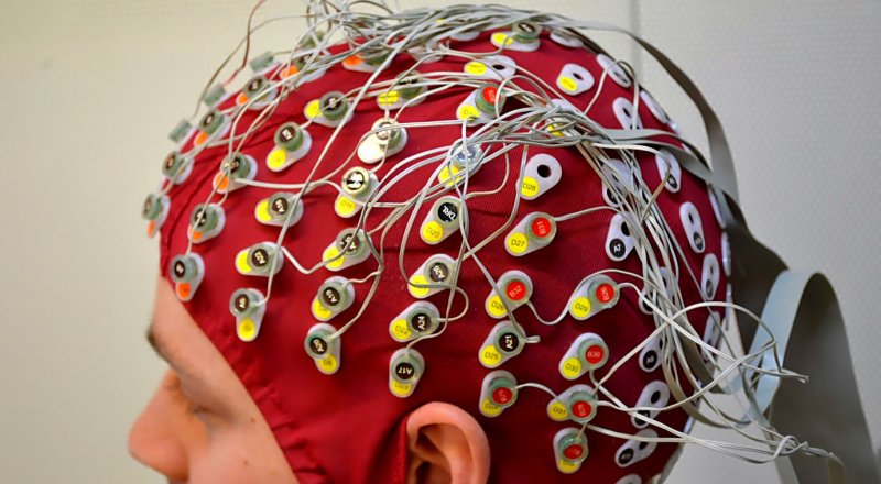 İSVİÇRE DE GELİŞTİRİLEN BİR SİSTEMLE MOTOR BECERİLERİ HASAR GÖRMÜŞ İNSANLAR ZİHİN GÜCÜ İLE BİLGİSAYAR OYUNU OYNAYABİLİYOR