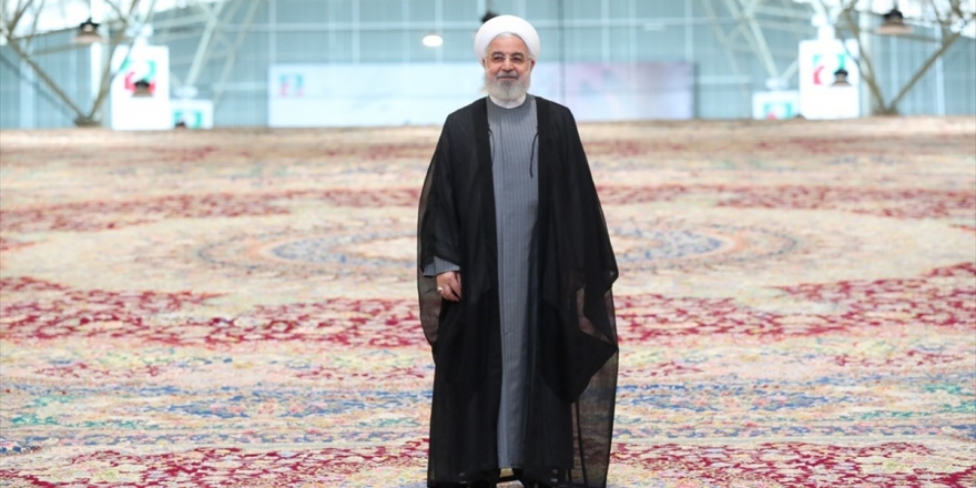 İran 'Dünyanın En Büyük El Dokuma Halısını' Tanıttı