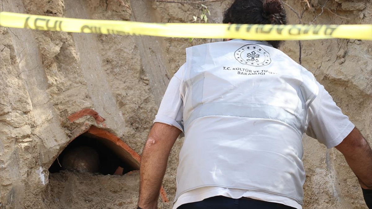 Yalova'da Roma Döneminden Kalma Kadın İskeleti Bulunan Küp Mezar Gün Işığına Çıkarılıyor