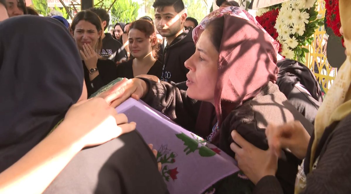 Türkiye ona ağlıyor… Zeren Ertaş son yolculuğuna uğurlandı… ‘Mis gibi kokuyordu benim kızım’