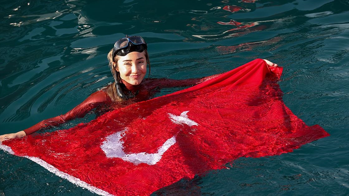 Milli Sporcu Şahika Ercümen, Cumhuriyet'in 100. Yılı Nedeniyle Özel Dalış Gerçekleştirdi