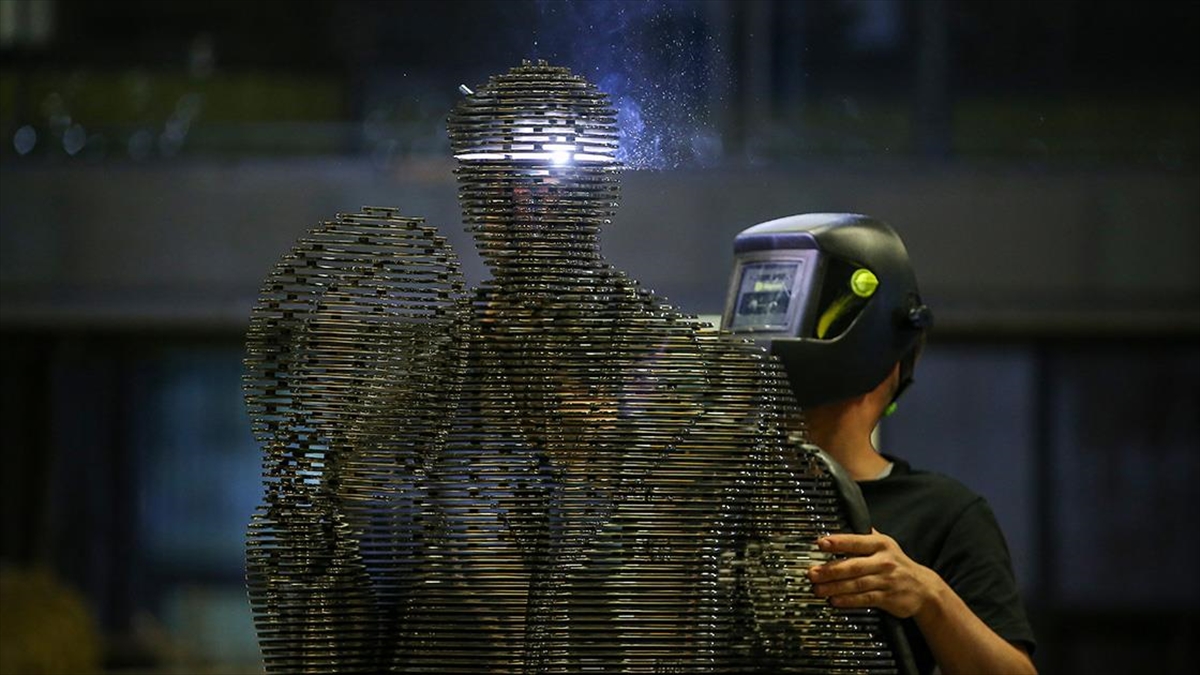 Atatürk'ün Tbmm'nin Açılışındaki Selamlama Fotoğrafı Çelik Heykelle Ölümsüzleştirildi