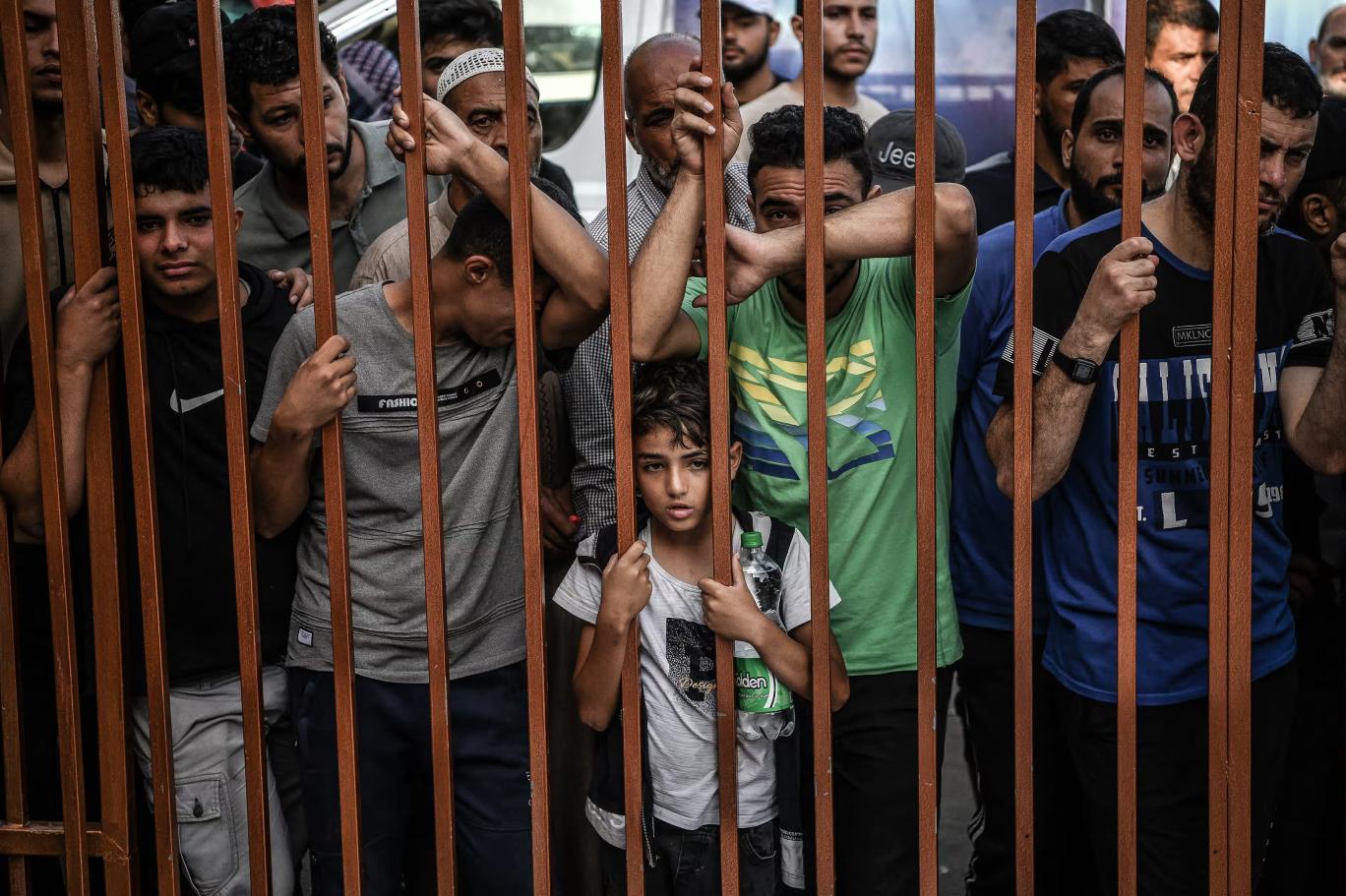 Guardian: İsrail'in bombardımanları, Gazze'yi onlarca yıl geri götürdü