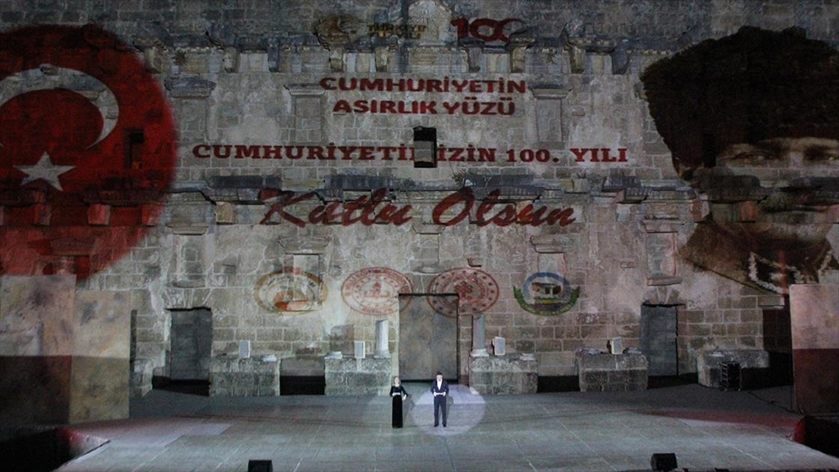 Aspendos Antik Tiyatrosu'nda "Cumhuriyet'in Asırlık Yüzü" Gösterisi Yapıldı