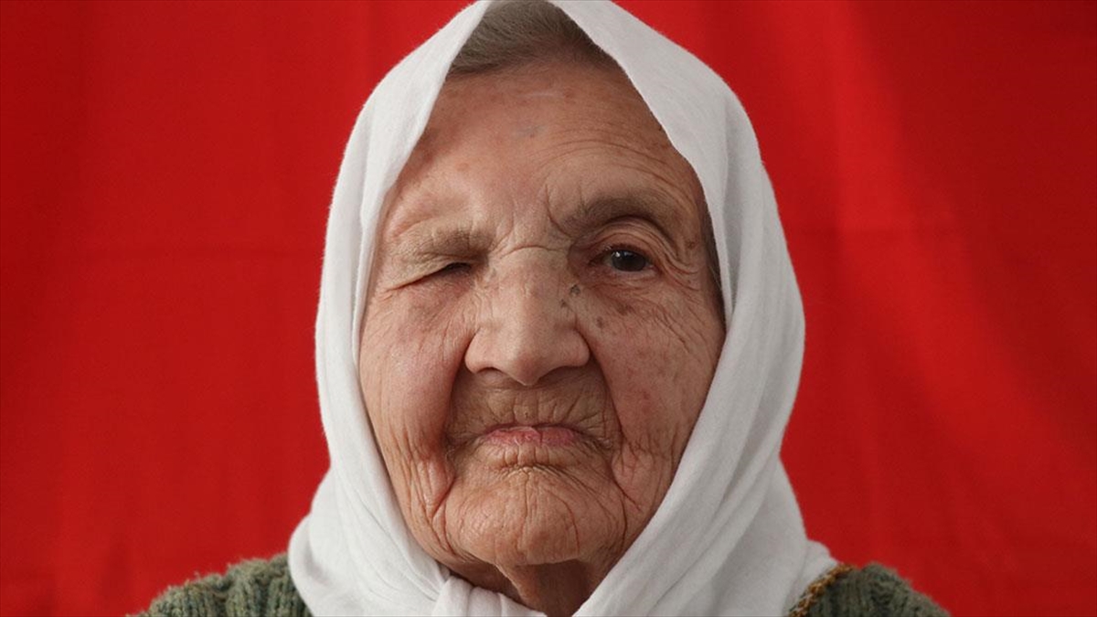 Cumhuriyet'le Yaşıt Fahriye Nine, Cumhuriyet'in 10. Yıl Kutlamalarını Dün Gibi Hatırlıyor