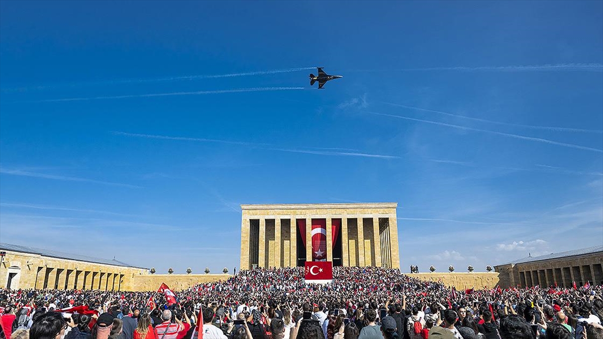 Solotürk'ten Anıtkabir Üzerinde Cumhuriyet'in 100. Yıl Dönümüne Özel Uçuş Gösterisi