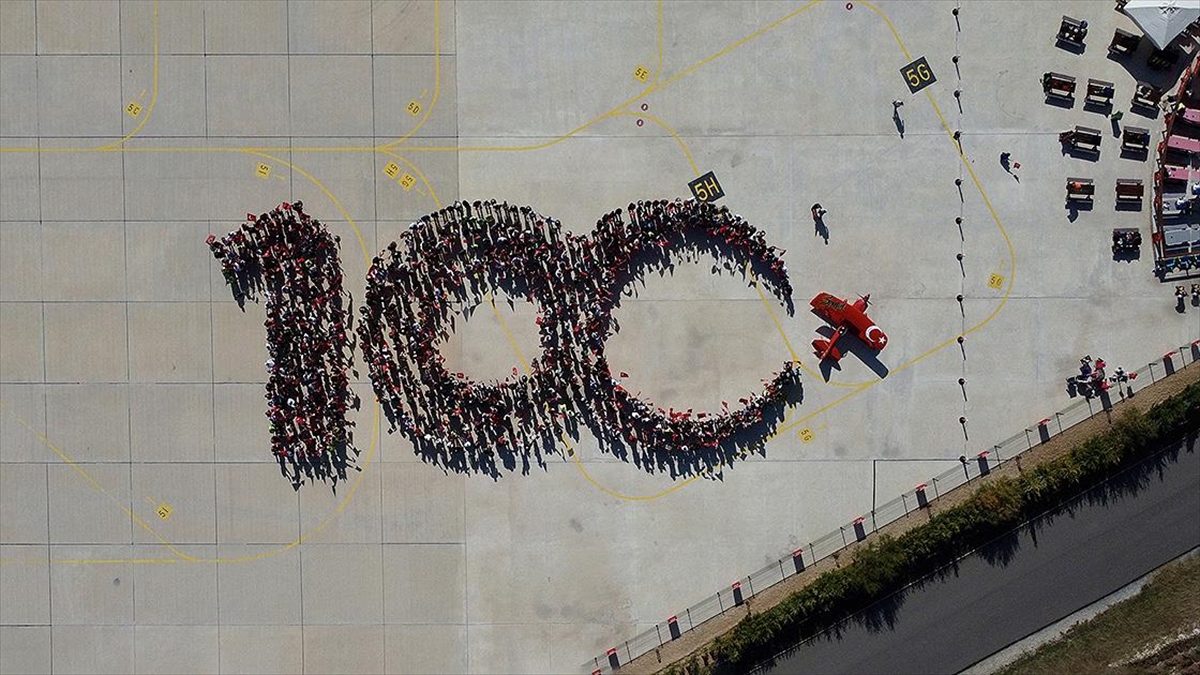 Kadın Akrobasi Pilotu Cumhuriyet'in 100. Yılını Özel Uçuşuyla Kutladı
