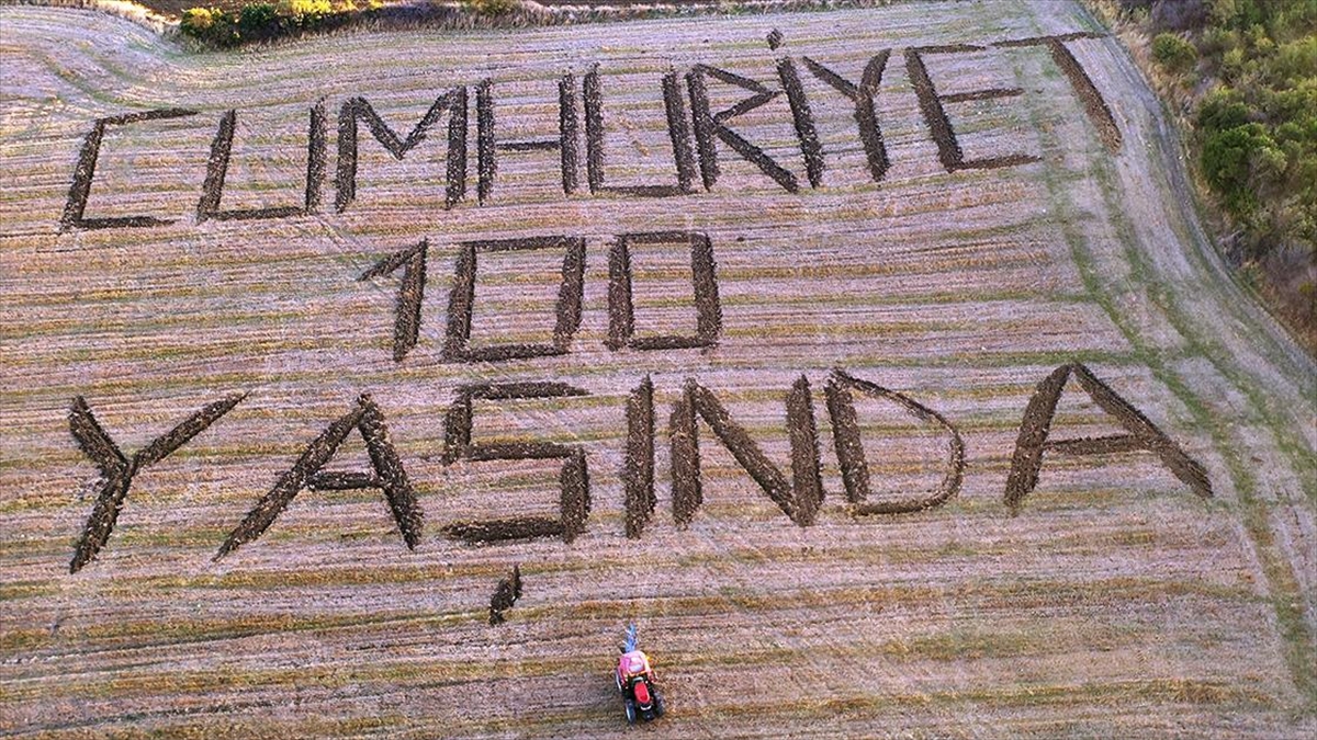 Çanakkaleli Genç Çiftçi Tarlasına Traktörle "cumhuriyet 100 Yaşında" Yazdı