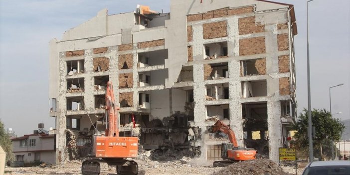 Hatay'da Ağır Hasarlı Binaların Kontrollü Yıkımı Sürüyor