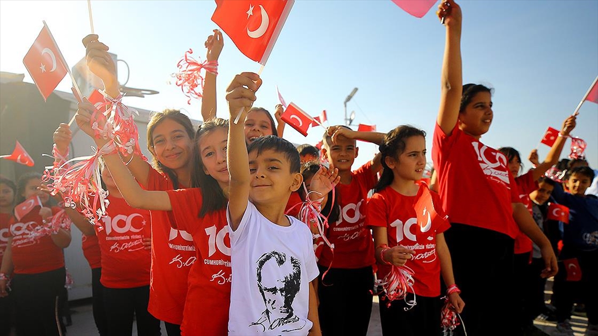 Depremin Merkez Üssünde Cumhuriyet Coşkusu Devam Ediyor