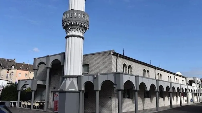 Türk camilerine iğrenç paketler gönderildi