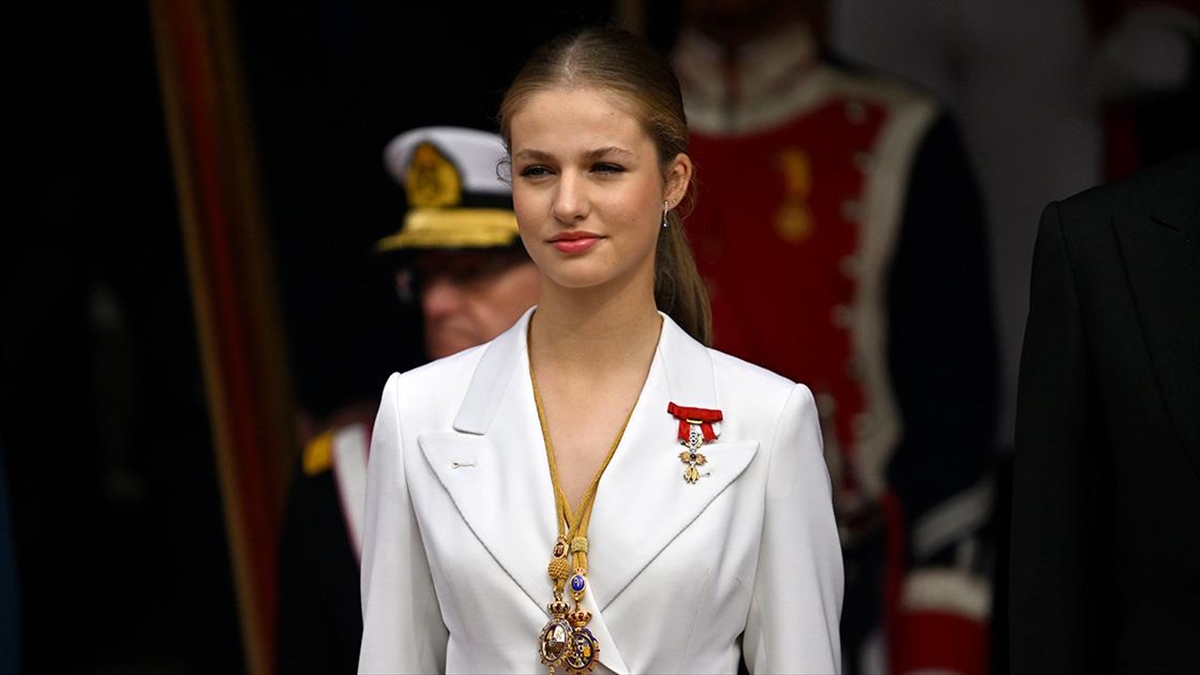 İspanya'da Kraliyet Ailesi'nin Veliahtı Prenses Leonor, Anayasa'ya Yemin Etti