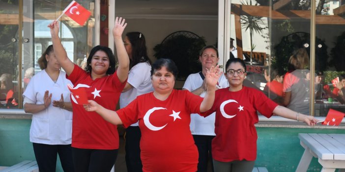 KUŞADASI BELEDİYE BANDOSU'NDAN BAKIMEVİ SAKİNLERİNE 100'ÜNCÜ YIL SÜRPRİZİ