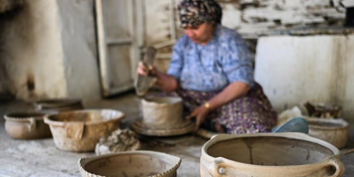 Volkanik Kayalar Kadınların Elinde Çömleğe Dönüşüyor