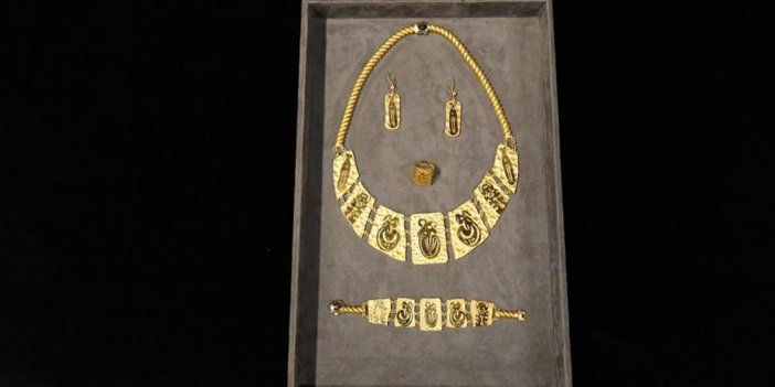 Kazılarda Çıkarılan Yaklaşık 12 Bin 500 Yıllık Eserlerin Figürlerini Altına İşledi