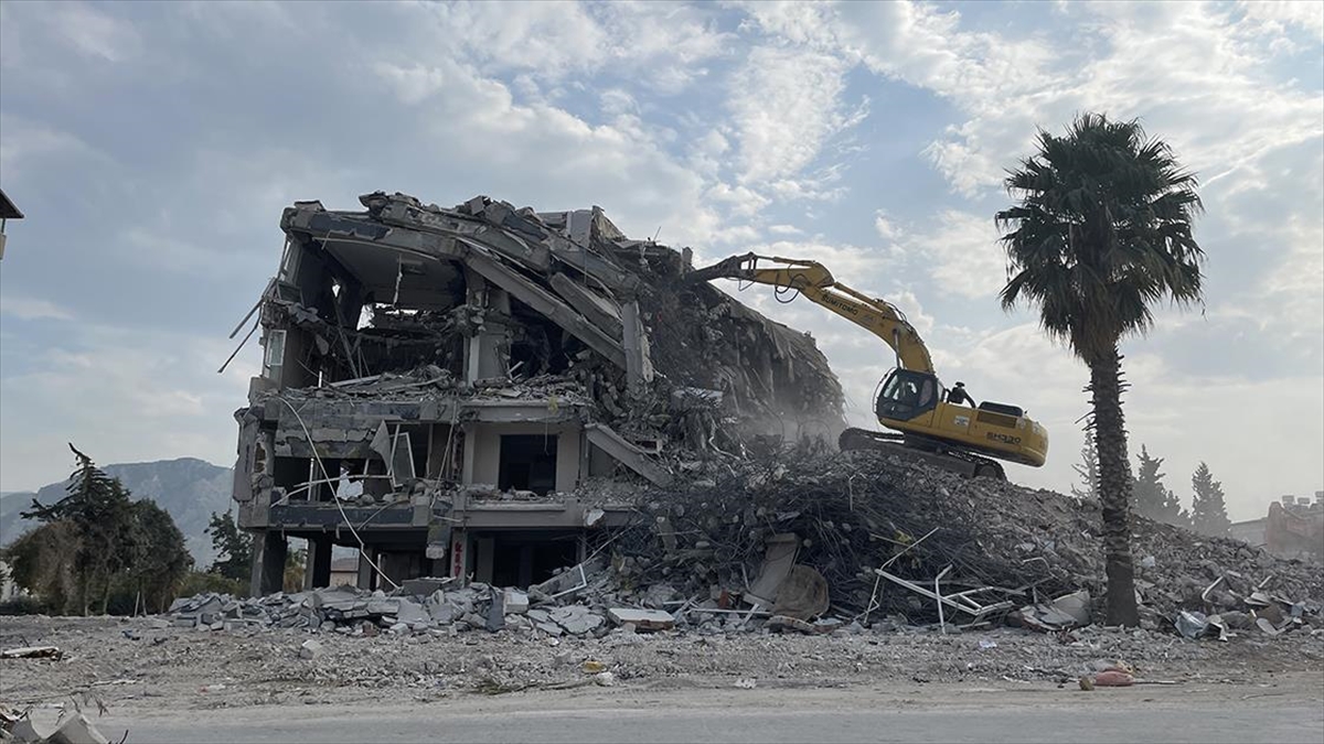 Hatay'da Ağır Hasarlı 3 Bina Kontrollü Yıkıldı