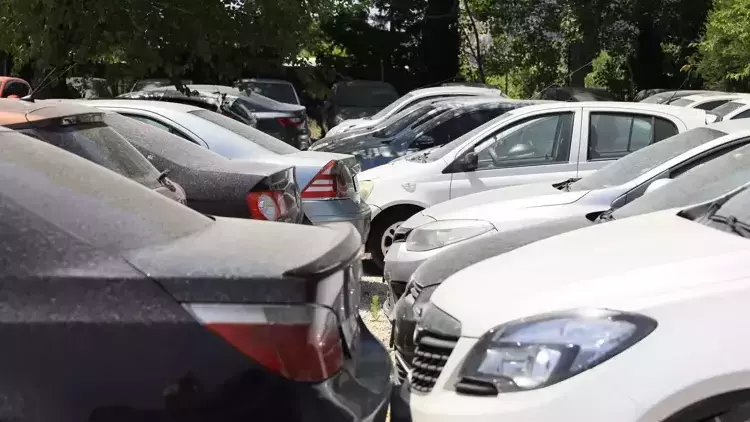 Binlerce otomobil çok ucuza bugün satışa çıkıyor! Uzman isim konuştu, fiyatlar düşecek mi? İşte satıştaki araçların listeleri...